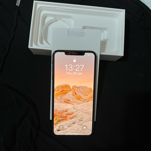 iPhone Xs max 256 factory unlocked  Used but excellent condition - Picture 4 of 7